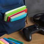 GOG Back to School Sale DRM’siz oyunlar için satın alma kontrolü yapan oyuncu