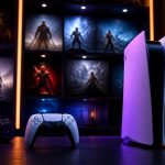 PlayStation Plus Ağustos 2026 oyun kataloğu için oyun kumandası ve dijital oyun arayüzü